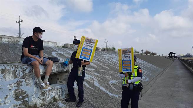 清水员警巡迴高美湿地疏导民眾不要群聚。（清水分局提供／王文吉台中传真）