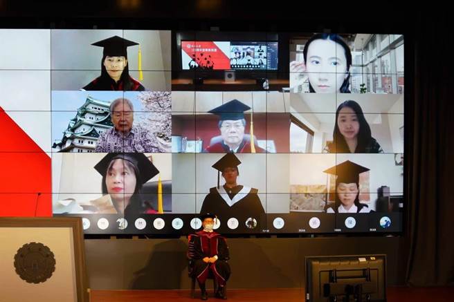 淡江大学云端毕典 邀家长亲自为子女拨穗（淡江大学提供／戴上容新北传真）