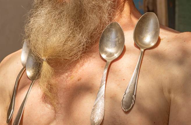 印度71歲老翁聲稱打完兩劑疫苗之後，就變成了「萬磁王」，如今影片曝光讓不少人看了嘖嘖稱奇。（示意圖／達志影像）