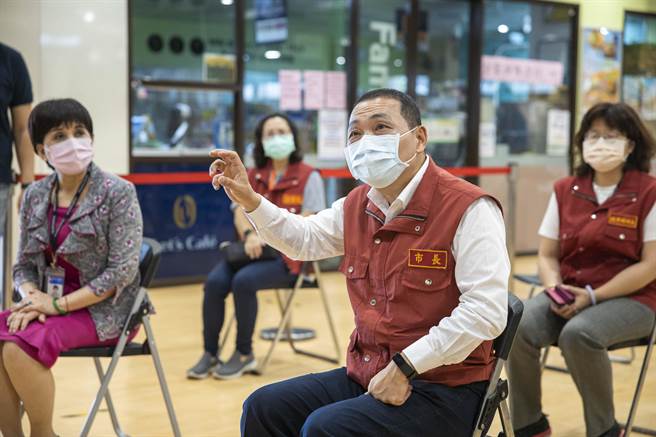 新北市長侯友宜今到長照機構，視察長者施打疫苗狀況，他表示，轄內長照、洗腎機構3.4萬市民可在一周內全數施打完畢。（新北市政府提供）