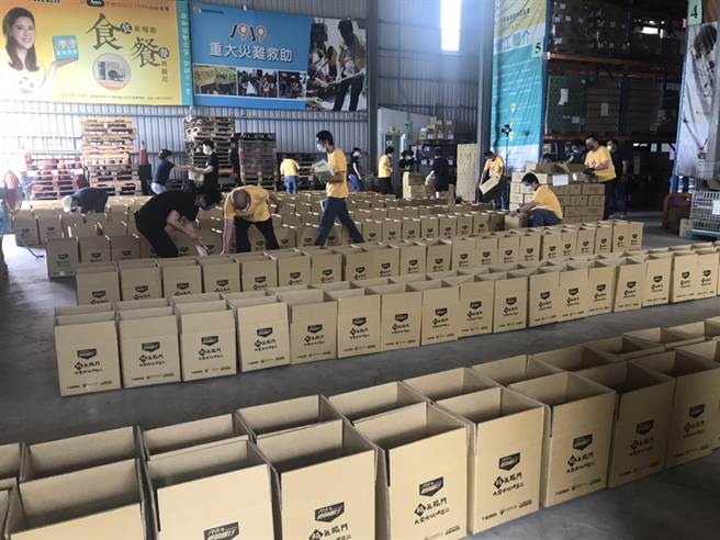 基督教救助协会1919食物银行发放「1919防疫食物包」给有需要的人。（基督教救助协会提供／林志成台北传真）