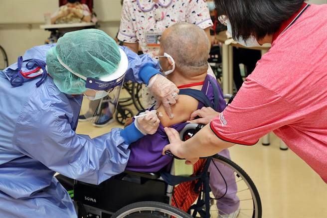 12日嘉義市獲配日本捐贈AZ疫苗8000劑，當天就有長照機構火速開打，為住民接種疫苗。（嘉義市政府提供∕呂妍庭嘉義傳真）