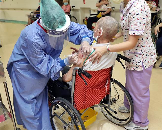 12日嘉義市獲配日本捐贈AZ疫苗8000劑，當天就有長照機構火速開打，為住民接種疫苗。（嘉義市政府提供∕呂妍庭嘉義傳真）