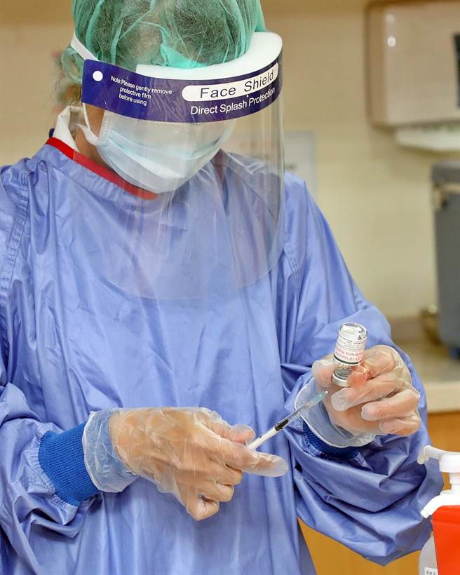 12日嘉義市獲配日本捐贈AZ疫苗8000劑，當天就有長照機構火速開打，為住民接種疫苗。（嘉義市政府提供∕呂妍庭嘉義傳真）