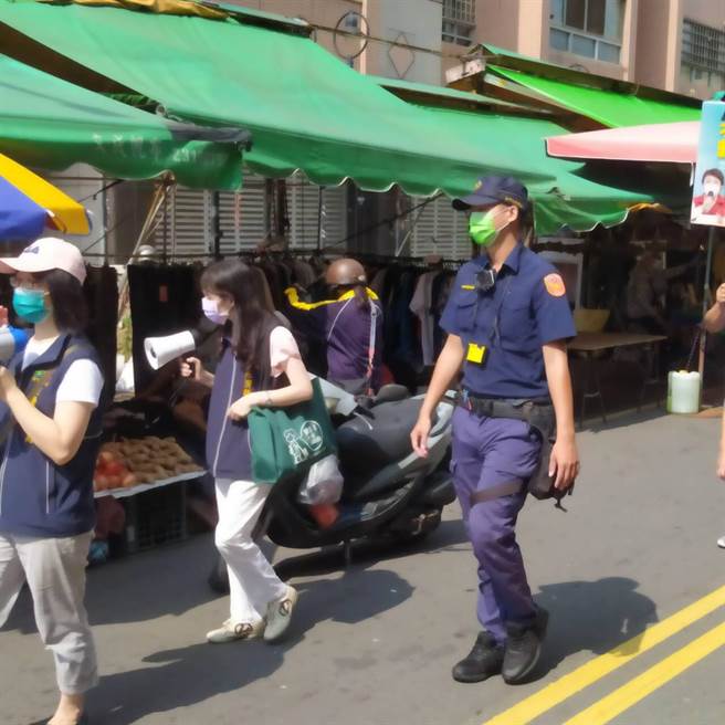 警方连续假期会同经发局及水湳市场管委会人员，至水湳市场执行「市场分流运动」宣导勤务，用心守护居民生命安全。（警方提供）
