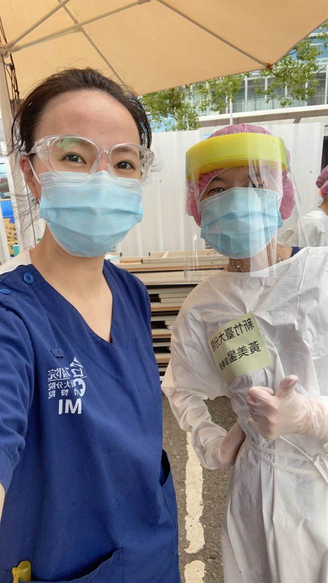 台大新竹医院社工吴欣仪（左）与护理督导长黄美銮都是此次包括竹科专案筛检站等防疫工作的女力大功臣。（新竹市政府提供／陈育贤新竹传真）