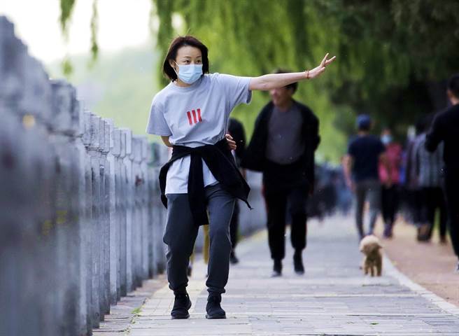 澳洲墨尔本解封后仍强制民眾外出要戴口罩，不过专家表示，没有证据显示应该要求民眾在所有室外场合都要戴上口罩，认为风会吹散病毒，只有近距离聊天时才要戴上口罩。（资料照／美联社）