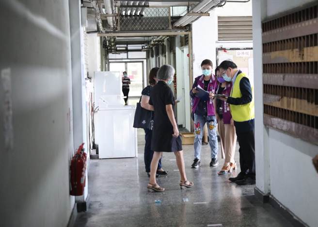 高市劳工局日前至企业移工宿舍进行查核。（高市劳工局提供／石秀华高雄传真）