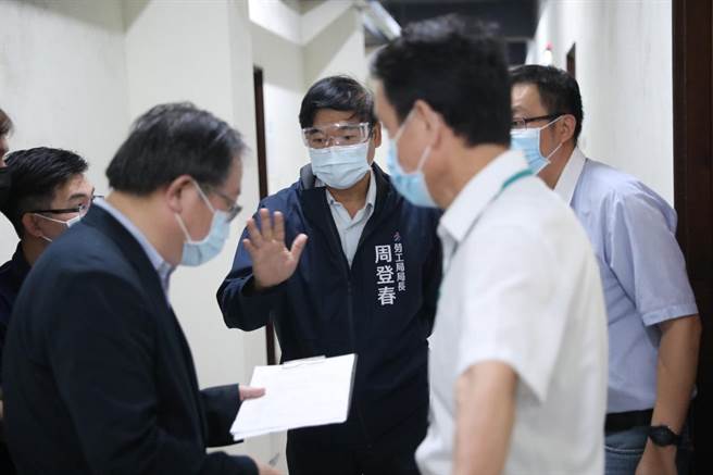 劳工局长周登春至企业移工宿舍查核，要求不得与他公司移工混居，应进行分舱分流。（高市劳工局提供／石秀华高雄传真）