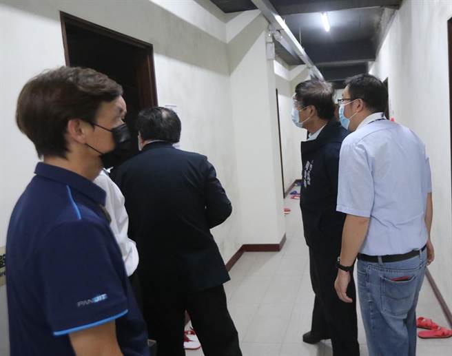 劳工局人员和专家至企业移工宿舍查核，要求移工容量要降载容量以防堵疫情口。（高市劳工局提供／石秀华高雄传真）