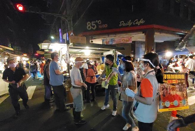 基隆市政府于崁仔顶渔市入口处设置检查点，并呼吁民眾配合防疫规定。（基隆市政府提供／陈彩玲基隆传真）