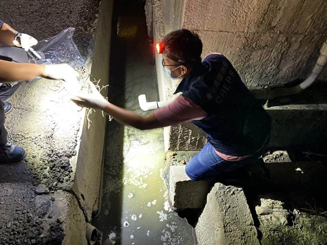 彰化县环保局暗夜查获畜牧业者接管绕流，盗排污粪废水。（彰化县环保局提供／吴敏菁彰化传真）