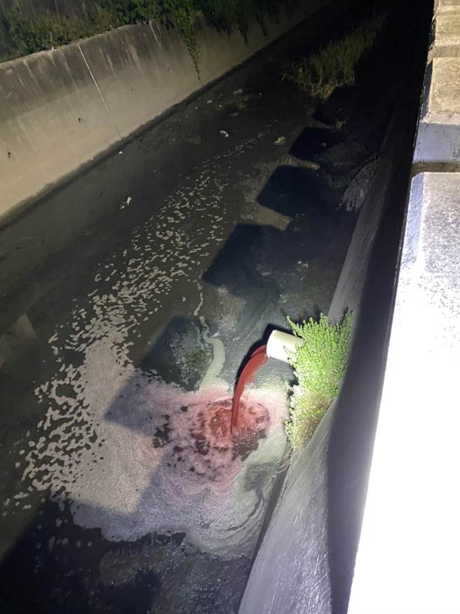 彰化县环保局暗夜查获畜牧业者接管绕流，盗排污粪废水。（彰化县环保局提供／吴敏菁彰化传真）