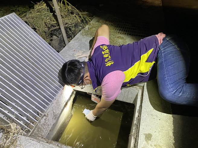 彰化县环保局暗夜查获畜牧业者接管绕流，盗排污粪废水。（彰化县环保局提供／吴敏菁彰化传真）