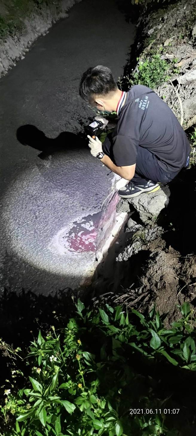 彰化县环保局暗夜查获畜牧业者接管绕流，盗排污粪废水。（彰化县环保局提供／吴敏菁彰化传真）