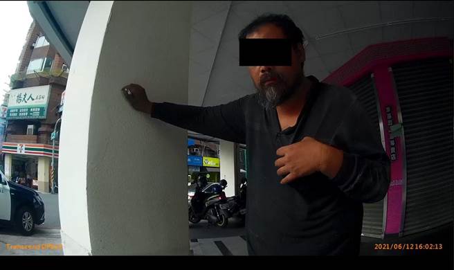 高雄43岁李姓男子无视防疫规定，未戴口罩在大街上趴趴走，警方接获民眾检举，立即前往查看，并依法对李男取缔告发。(翻摄画面／洪浩轩高雄传真)