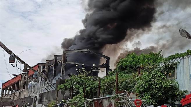 宜兰县头城镇一处废弃九孔池在拆除时发生火警，所幸无人员受伤、受困。（宜兰县消防局提供／李忠一宜兰传真）