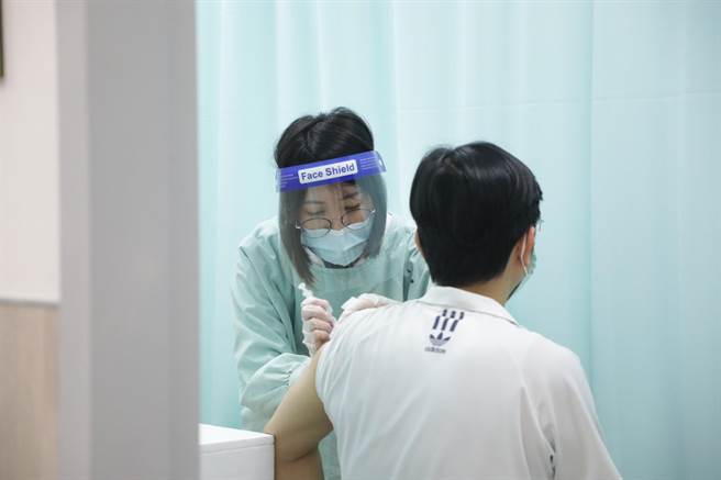 台中市13日起一連兩天，開放第一至五類人員預約施打。（台中市政府提供）