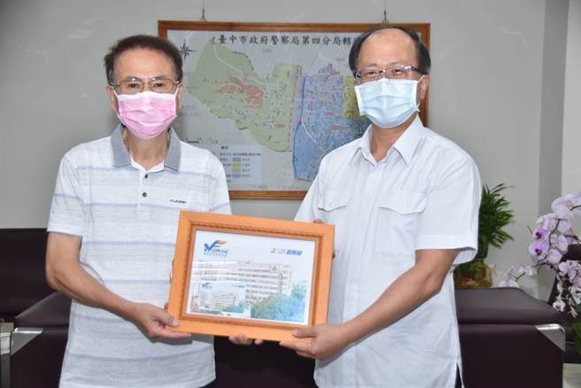 「警察节」6月15日仍在防疫第三级警戒期间，中市第四警分局以「防疫不松懈，士气要鼓励」原则，制作专属纪念悠游卡提前致送员警庆节。（警方提供／陈淑芬台中传真）