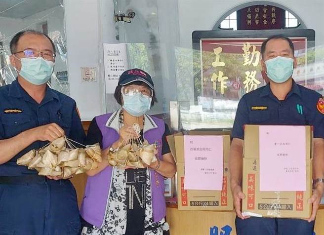 台中市警一分局西区派出所警友站长游允诚与三民里里长廖吴芬芳，致送百颗粽子慰劳第一警分局的第一线员警的辛苦。（警方提供／陈淑芬台中传真）