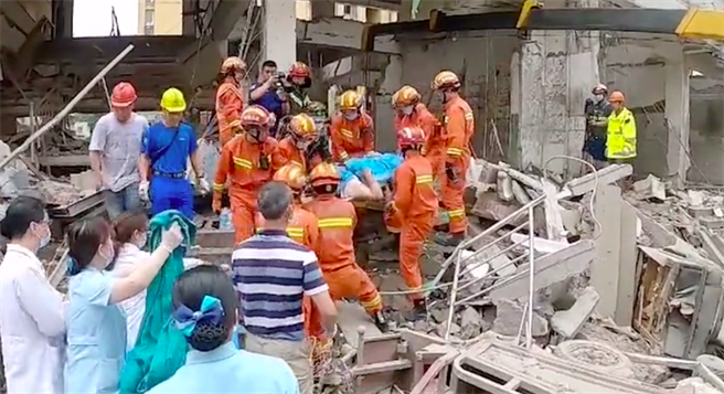 湖北十堰市张湾区艷湖小区今早发生天然气爆炸案，目前已造成37重伤、11人死亡。（取自央视截图）