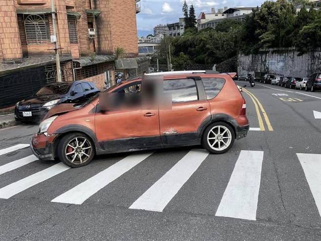 吴男一早驾驶橘色小客车，行经培德路时，闯红灯撞上停在路边3辆汽车。（基隆市警局提供／陈彩玲基隆传真）