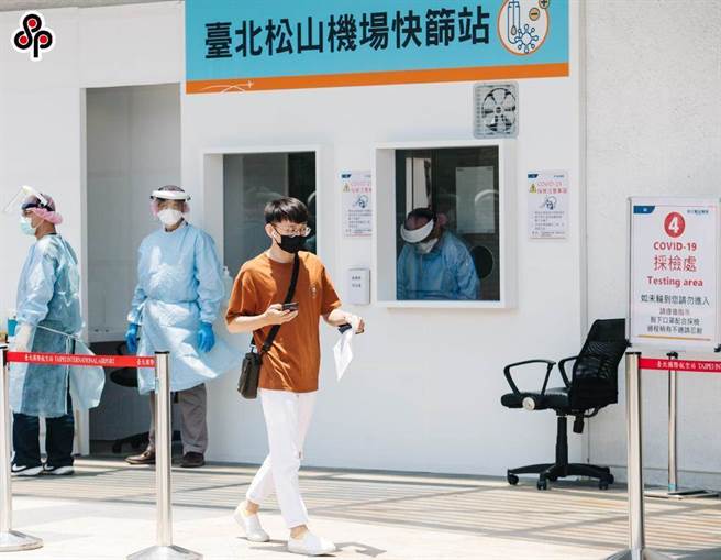 指挥官陈时中不讲何时疫情降温，沈政男表示他来帮陈时中说，「就要降到每日200例以下」。图为民眾前往快筛。（本报资料照片）
