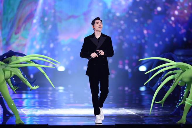 萧敬腾昨穿雅痞黑色西装亮相。（喜鹊娱乐提供）