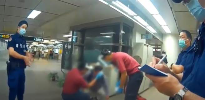 一名妙龄女子指控遭受性骚扰，因此在捷运站朝男子喷辣椒水，不料一旁无辜的站务员遭受波及。(图/翻摄影片)	