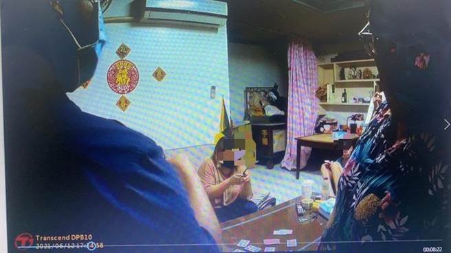 牌咖传播链还在发威，员林再抓群聚玩扑克牌。（员林分局提供／吴敏菁彰化传真）