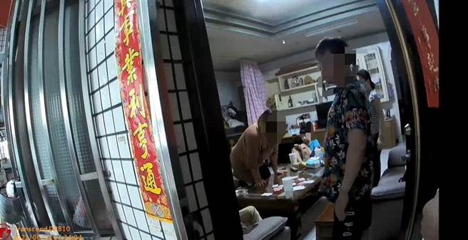 牌咖传播链还在发威，员林再抓群聚玩扑克牌。（员林分局提供／吴敏菁彰化传真）