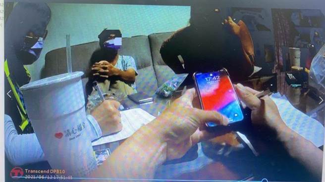 牌咖传播链还在发威，员林再抓群聚玩扑克牌。（员林分局提供／吴敏菁彰化传真）