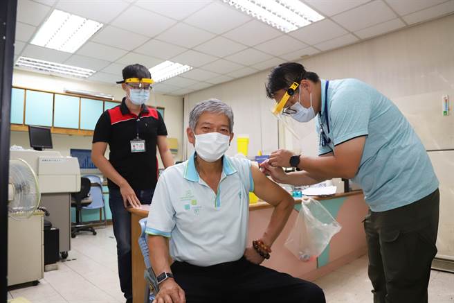 嘉義縣今13日提前為1至5類人員，包含醫事人員、防疫人員、高風險工作者、機構與社福照顧系統人員及其受照顧者、洗腎患者接種疫苗。（嘉義縣政府提供∕呂妍庭嘉義傳真）