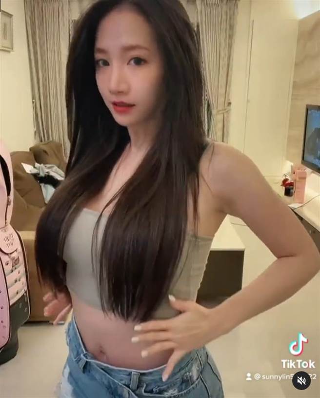 林采缇昨PO一段辣翻天的热舞片。（图／IG@林采缇）