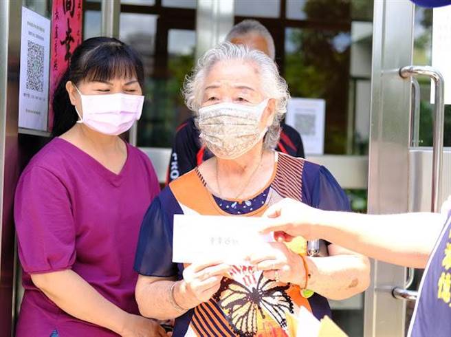 西屯區福瑞里長林添憶，今天至里內住戶投遞「施打疫苗通知單」，提醒住戶要攜帶通知單、身分證及健保卡雙證件、疫苗接種評估及意願書到永安國小注射。（台中市政府提供）