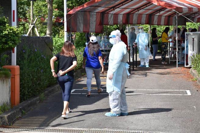 京元电竹南厂外籍移工2筛找出30人阳性确诊，因而进行第3波筛检。（谢明俊摄）