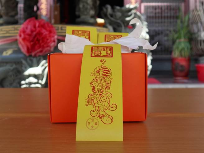 台南市六甲恒安宫印制500份五毒符，放在庙口供免费取拿。（张毓翎摄）
