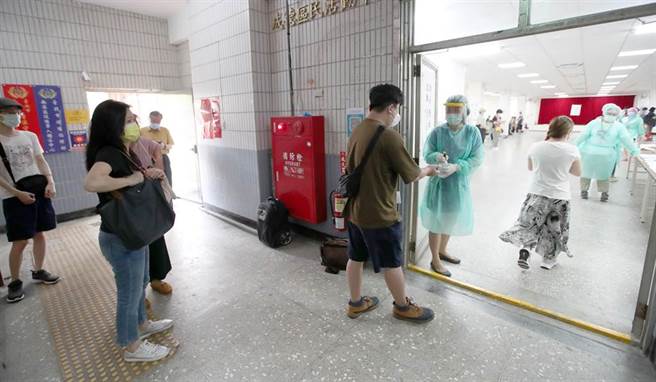 台北市忠孝医院设置在成德市场的新冠肺炎注射站，13日持续为新冠肺炎施打顺序前三类的人员施打AZ疫苗，已经造册预约的民眾有秩序的按照时间来施打疫苗。（郑任南摄）