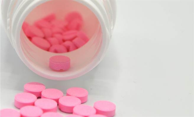 医师指出，吃抗血栓药物不影响打包括AZ疫苗在内的所有厂牌新冠疫苗。图片来源 / Shutterstock）