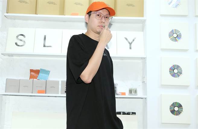 饶舌歌手「蛋堡」在毫无意识情况下，全裸入镜女儿的视讯课程。(中时资照片)