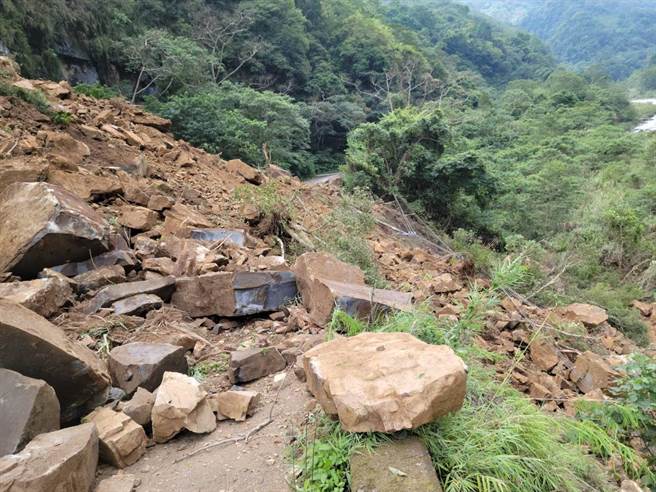 苗栗南庄苗21线6．5公里处东河村往石壁部落间道路发生严重崩坍，目前仍在抢通中。（头份警分局提供／谢明俊苗栗传真）