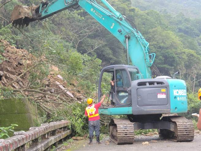 苗栗南庄苗21线6．5公里处东河村往石壁部落间道路发生严重崩坍，目前仍在抢通中。（头份警分局提供／谢明俊苗栗传真）