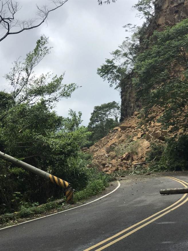 苗栗南庄苗21线6．5公里处东河村往石壁部落间道路发生严重崩坍，目前仍在抢通中。（头份警分局提供／谢明俊苗栗传真）