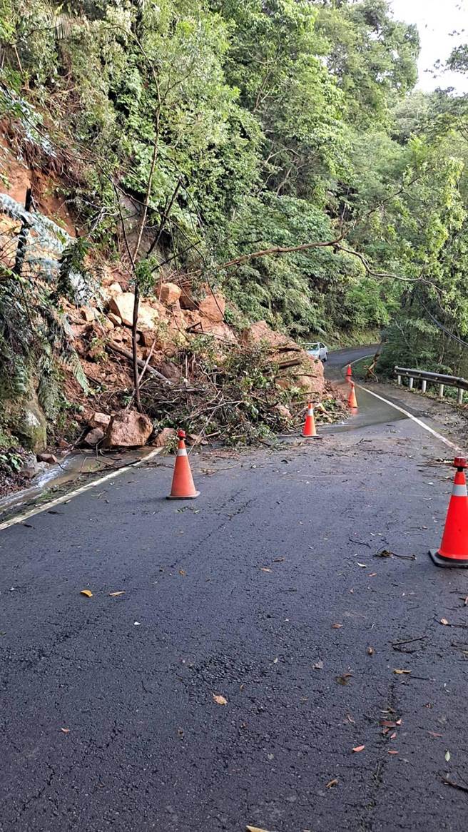 苗栗南庄山区向天湖联络道发生崩坍。（头份警分局提供／谢明俊苗栗传真）