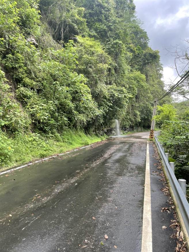 苗栗南庄山区向天湖联络道发生崩坍，至13日上午11时已经抢通恢復交通。（头份警分局提供／谢明俊苗栗传真）