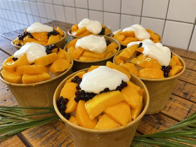 台南市安平区一家冰果室响应端午不返乡，家人凭退票证明，就可换一碗芒果奶盖布丁冰。（业者提供／程炳璋台南传真）