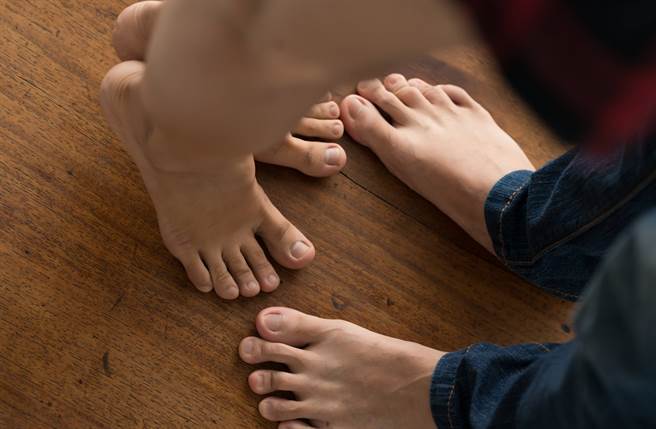 林裕丰分享一名有强迫症的朋友，竟在爱爱换姿势时，清洁女方脚底，让女生气到穿衣走人。(达志影像shutterstock提供)