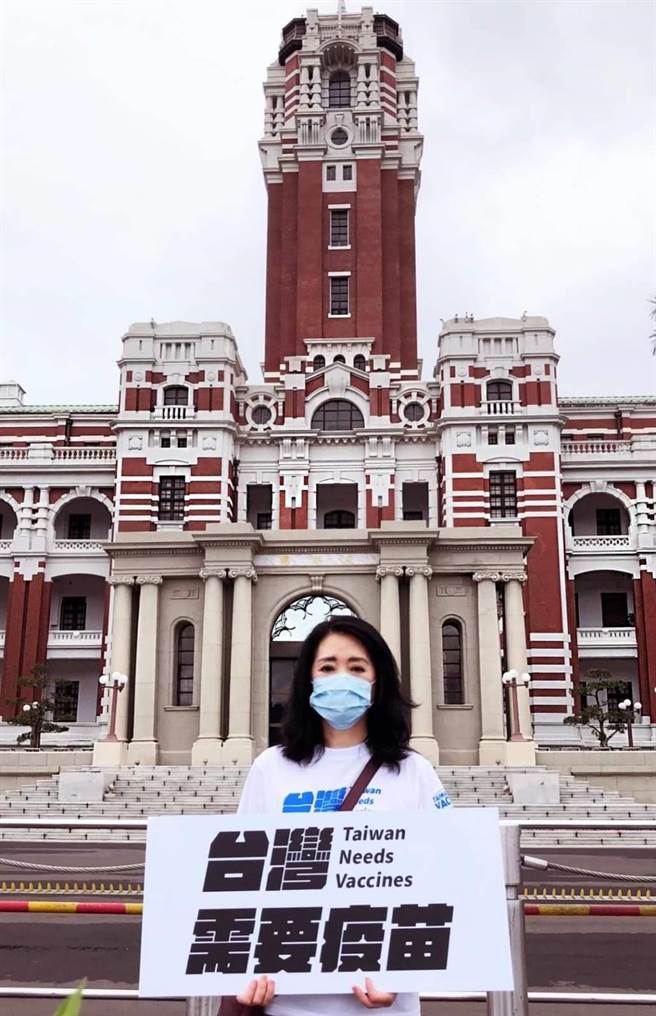 国民党立委李贵敏质疑「政府承诺的疫苗到底在哪里」，日前她也跟着国民党立法院党团副总统府前为人民请命、讨疫苗。(摘自李贵敏脸书)