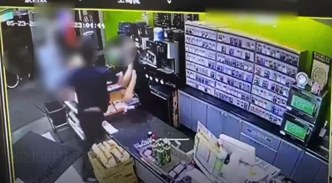 永和区一名男子上月23日深夜至超商购物，结帐后脱下口罩在店内饮用饮料，男店员见状劝阻，双方起口角进而爆发肢体衝突。(图/翻摄影片)