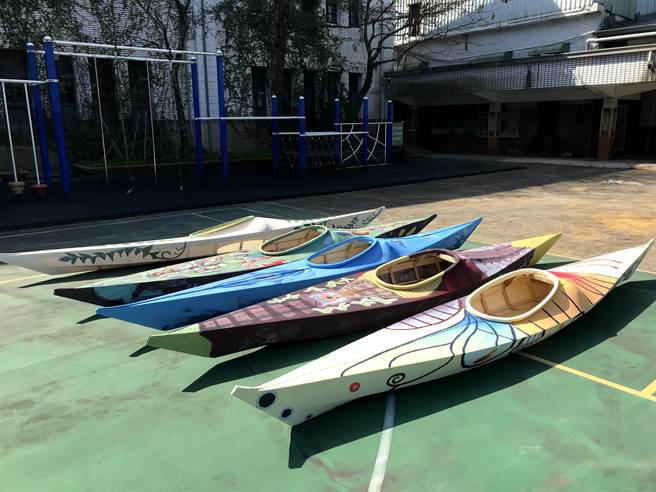 新北市瑞芳区山区瓜山国小毕业生，花费长达半年时间，克服经费不足等种种阻碍，成功打造「有家乡故事」的独木舟。（瓜山国小提供／戴上容新北传真）